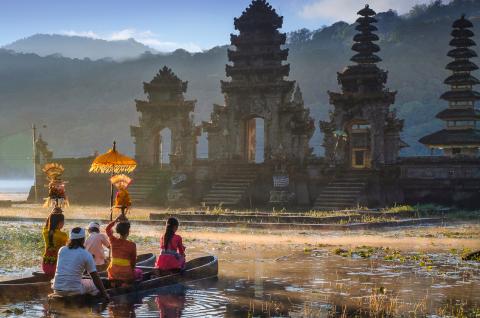 Navigation sur le lac Lac Tamblingan à Bali en Indonésie