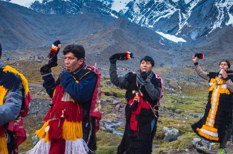 Les Ukukus descendent de la montagne pendant le pèlerinage du Qoyllur'iti au Pérou