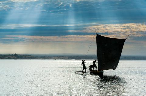 Pirogue à balancier sur les eaux du Mozambique à Madagagescar