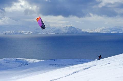 Ski kite au bord d'un fjord non loin du cap Nord 