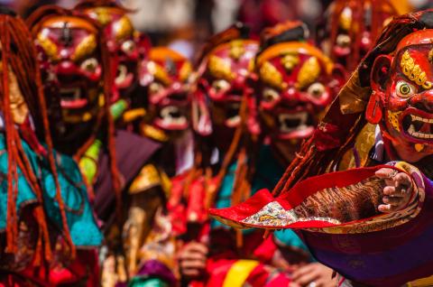 Danse Cham pendant le festival Tsechu à Paro au Bhoutan