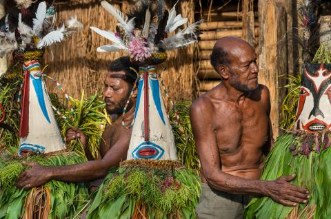 Préparation des masques pour la fête en Papouasie-Nouvelle-Guinée