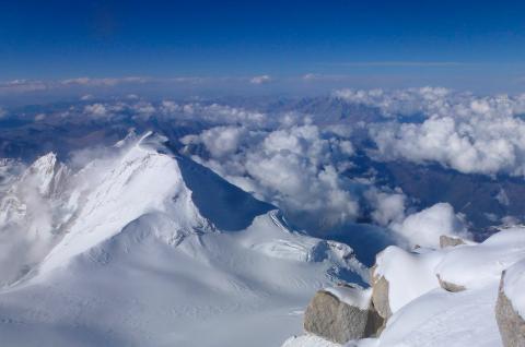 Expédition au Makalu, vue sur le Makalu II depuis la pyramide sommitale