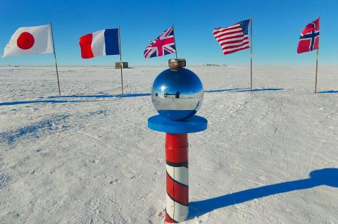 Arrivée au pôle Sud géographique en Antarctique