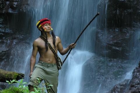 Jivaro ou Shuar près d'une cascade sacrée en Équateur