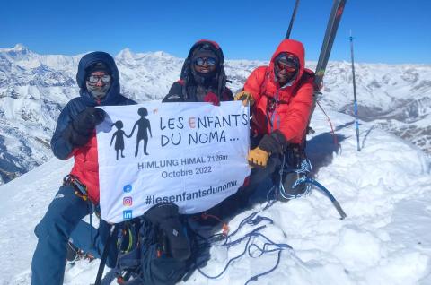 Alpinistes au sommet de l'Himlung Himal