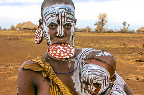 Femme mursi et son enfant