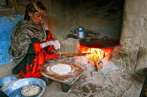 Femme kalash cuisinant