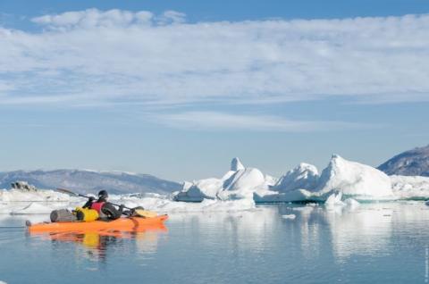 Kayak dans le fjord de Scoresbysund au Groenland