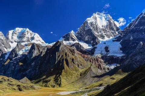 Lac d'altitude le long de la cordillère Huayhuash au Pérou