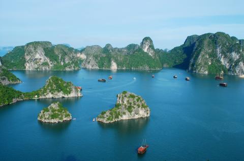 Baie d'Ha Long et ses îles karstiques abritant des grottes
