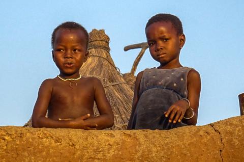 Enfants dans un village du Ghana Rencontre avec des enfants dans un village à proximité du Mont Gemi