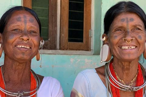 Randonnée vers des femmes du peuple langia saora en Orissa