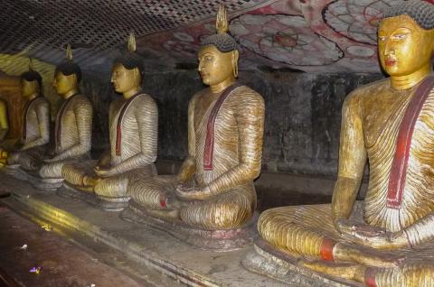 Randonnée vers les bouddhas des grottes de Dambulla au centre de Ceylan