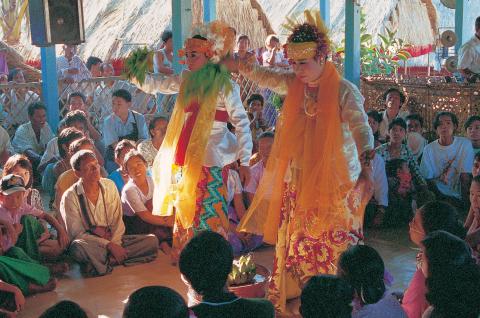 Immersion dans la fête des esprits à Amarapura dans la région de Mandalay