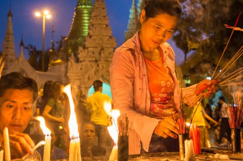 Immersion dans la fête des lumières à la pagode Shwedagon