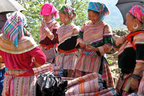 Rencontre de femmes hmong fleur dans le marché hebdomadaire de Can Cau