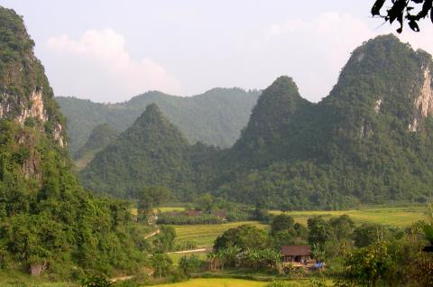 Randonnée parmi les pitons calcaires de la région de Cao Bang