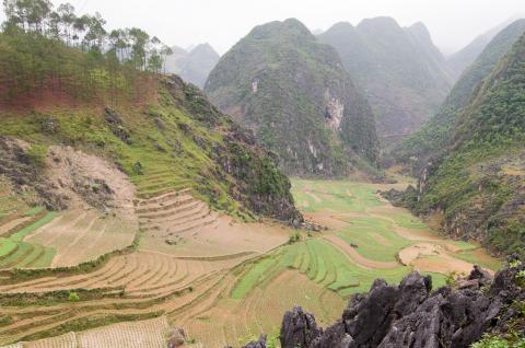 Trekking à travers de superbes paysages karstiques dans les montagnes situées tout au nord du Vietnam