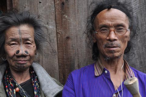 Rencontre d'un couple du peuple apatani au centre de l'Arunachal Pradesh