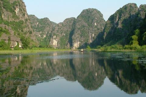 Navigation parmi les reliefs karstiques de la région de Tam Coc non loin de Ninh Binh