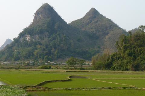 Trekking à travers le paysage montagneux du plateau de Lai Chau