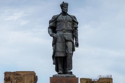 Voyage vers la statue de Tamerlan dominant Shahrisabz