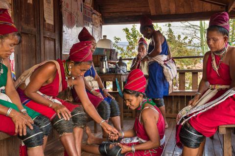 Rencontre de femmes du peuple kayah dans la région de Loikaw