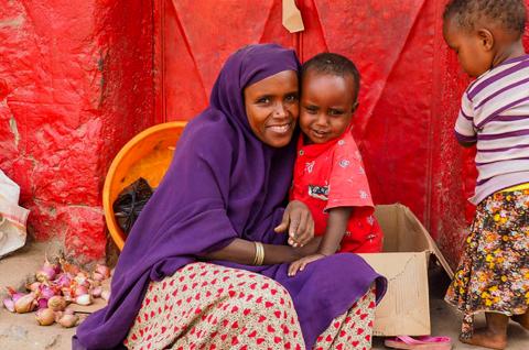 Rencontre avec une marchande Harari est ses enfants sur le marché de Harar