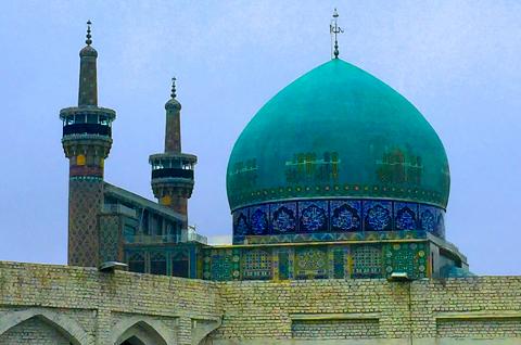 Contemplation du sanctuaire de l'Imam Reza Holy Shrine à Mashad