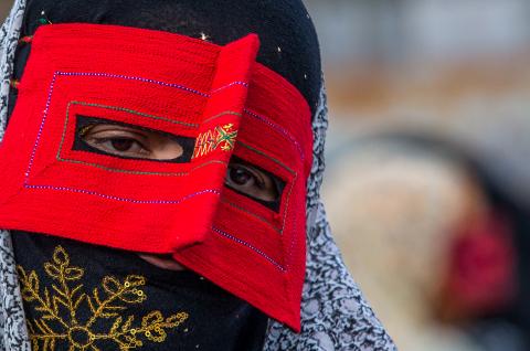 Rencontre d'une femme Bandari portant la burqa traditionnelle au marché de Minab