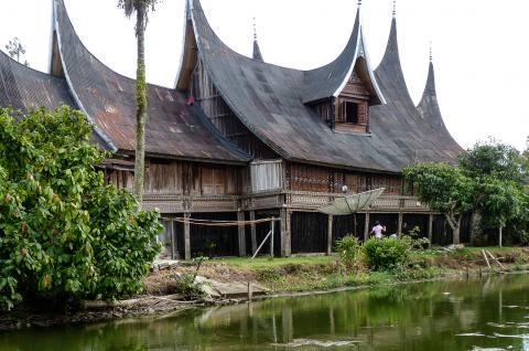 Trek vers une maison traditionnelle des Minang sur Sumatra ouest