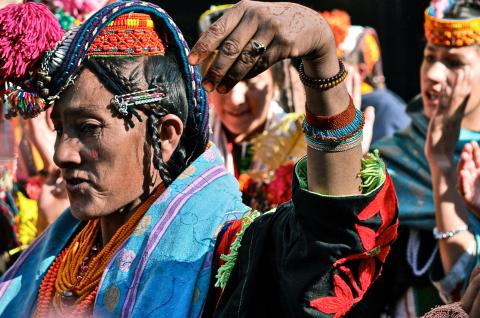 Immersion chez les kalash Immersion fête kalash Chaumos Rumbur