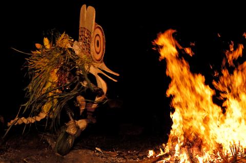 Rencontre avec un danseur baining masqué face au feu sur l'île de Nouvelle-Bretagne