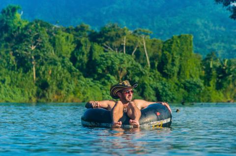 Rio Don Diego dans le parc Taironaka sur la côte caraïbe en Colombie Rio Don Diego dans le parc Taironaka sur la côte caraïbe en Colombie