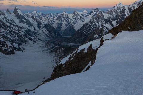 Descente et lever de soleil au col du Gondogoro au Pakistan