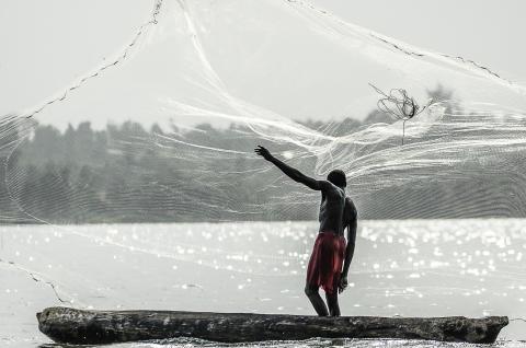 Rencontre du pêcheur au filet sur le Lac Nokoué