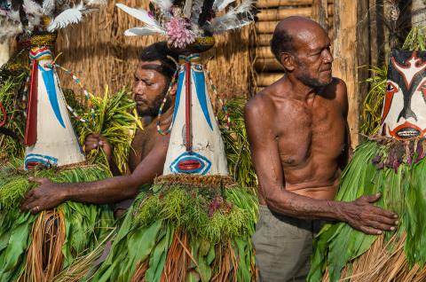 Voyage vers la préparation des masques pour la fête sur l'île de Kapo au large de la Nouvelle-Bretagne