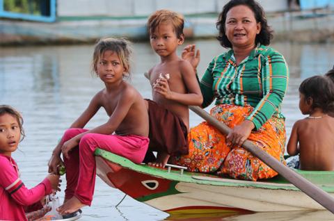 Navigation vers une famille de pêcheurs sur le lac Tonlé Sap