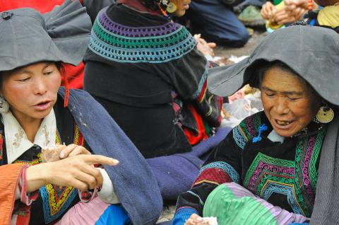Randonnée vers des femmes yi des Da Liangsgan au sud du Sichuan