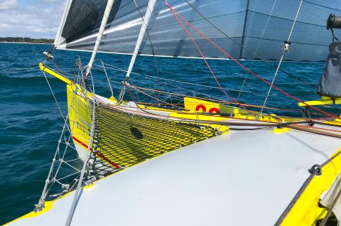 Voyage et avant d'un voilier en baie de Quiberon
