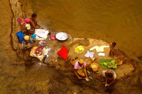 Découverte du travail des femmes sur le fleuve Fanaory de la côte est