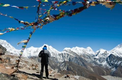 Le Renjo la à 5340 m et vue sur l’Everest et le Lhotse dans la région du Kumbhu au Népal Le Renjo la à 5340 m et vue sur l’Everest et le Lhotse dans la région du Kumbhu au Népal