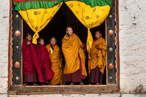Moines au Dzong de Paro pendant le festival de Paro au Bhoutan