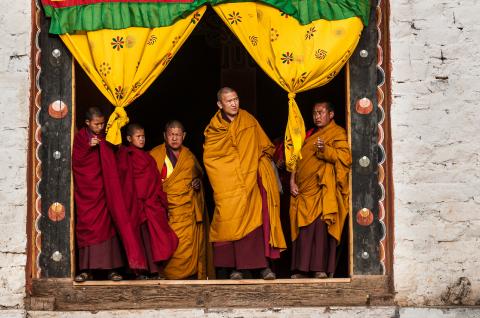 Moines au Dzong de Paro pendant le festival de Paro au Bhoutan Moines au Dzong de Paro pendant le festival de Paro au Bhoutan