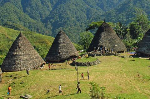 Trek vers un village du peuple manggarai sur l'île de Flores