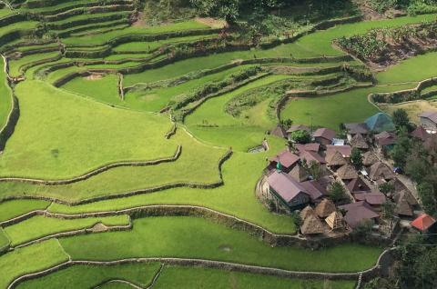 Trekking vers le village montagnard de Bangaan dans les montagnes de la Cordillera