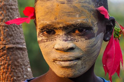 Rencontre avec une jeune fille Suri dans le Pats Surma