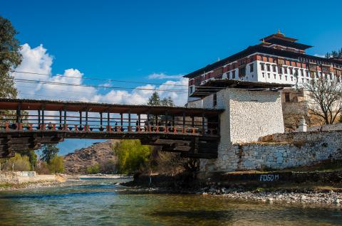 Le Dzong de Paro devant la rivière du même nom au Bhoutan