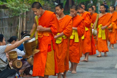 Randonnée vers des moines bouddhistes quêtant leur nourriture